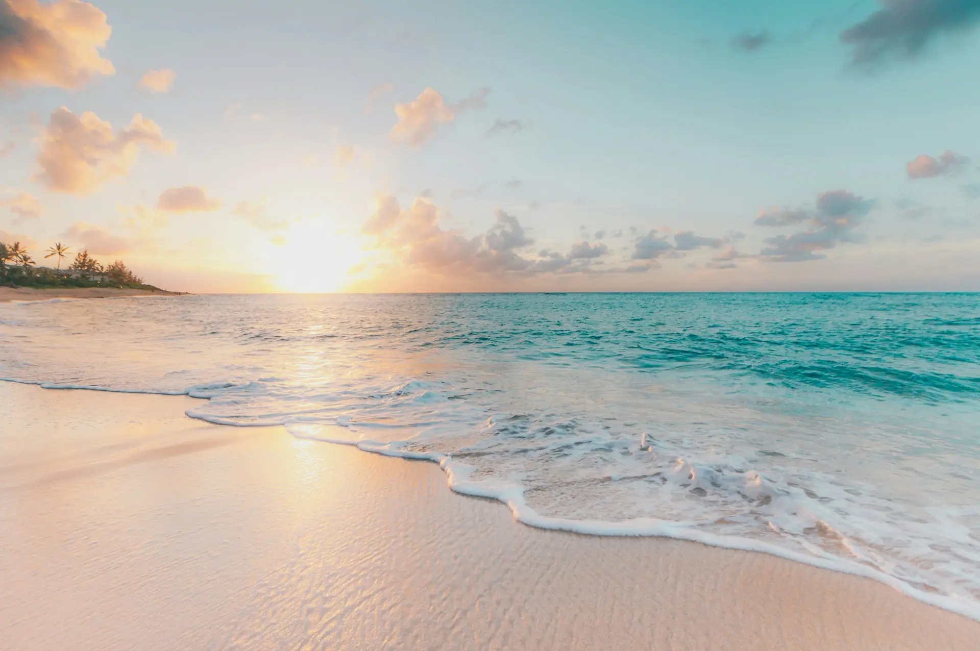 Plage hawaïenne avec coucher de soleil et vagues de surf